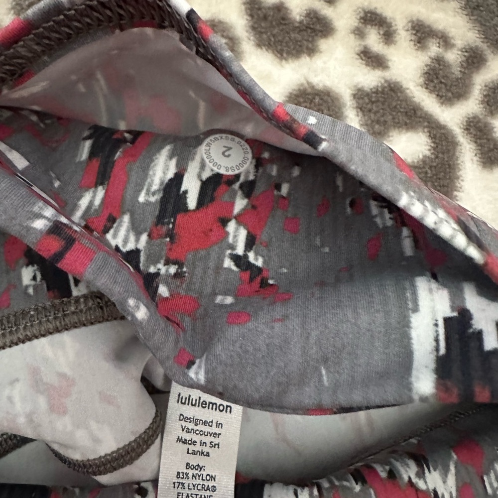 Lululemon Floral Fast And Free HR
Tight 25" Size 2 in Floral with Side Pockets - Picture 11 of 17